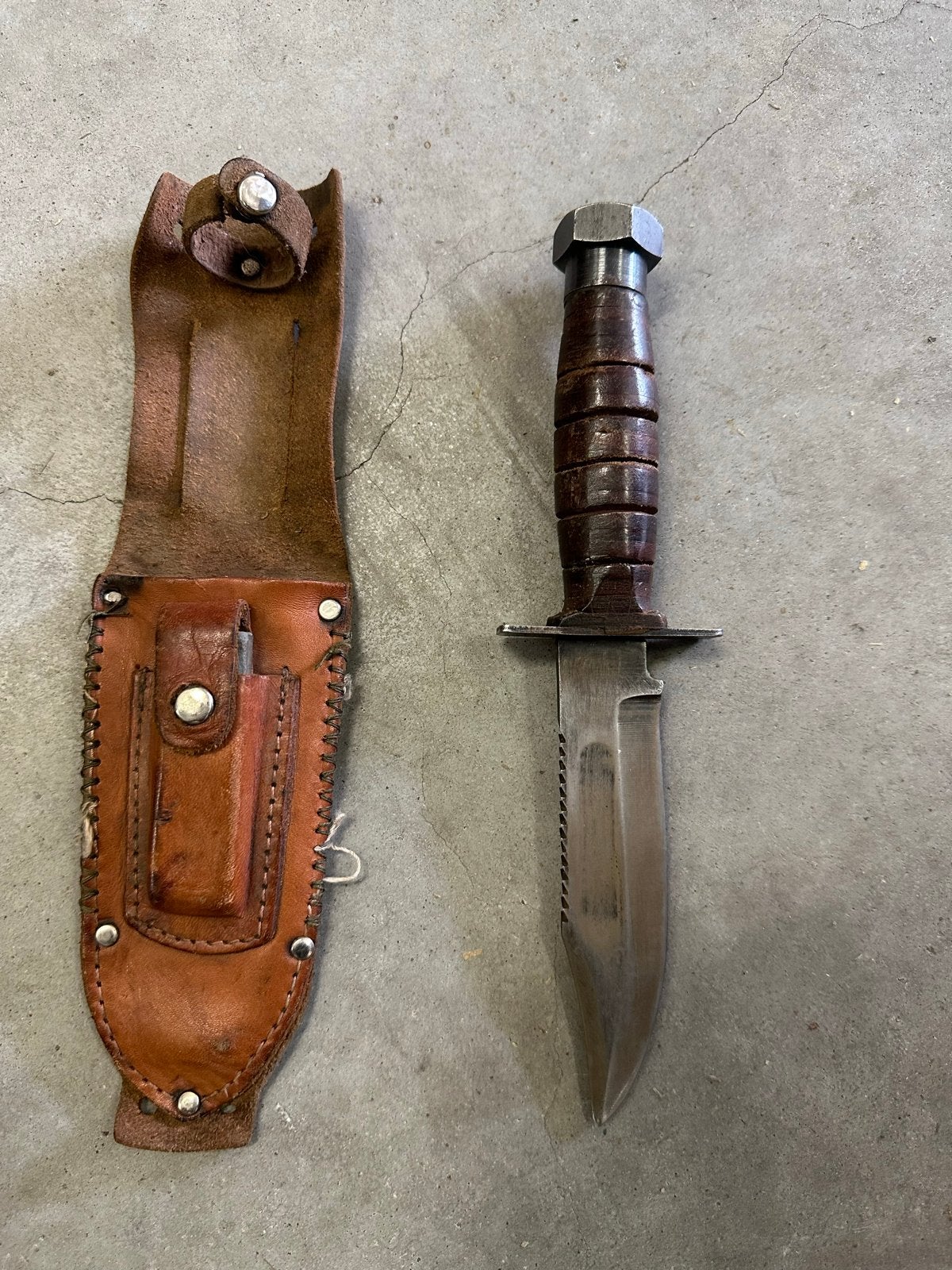 Vintage militair mes met lederen schede, Antiek en Kunst, Ophalen