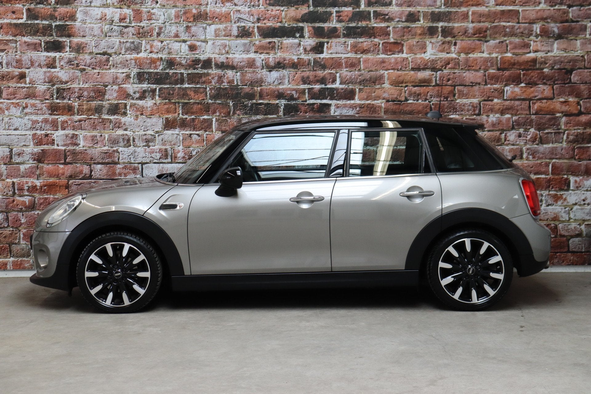 MINI Hatchback Cooper Serious Business 5 deurs / Navigatiesy, Auto's, Dealer onderhouden, 136 pk, Leder en Stof, 49 €/maand
