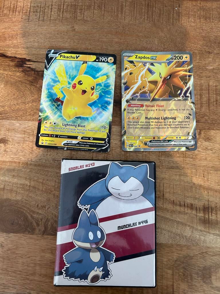 Pokémon mapje met Pikachu V en Zapdos GX kaarten, Ophalen of Verzenden, Gebruikt, Boek of Catalogus