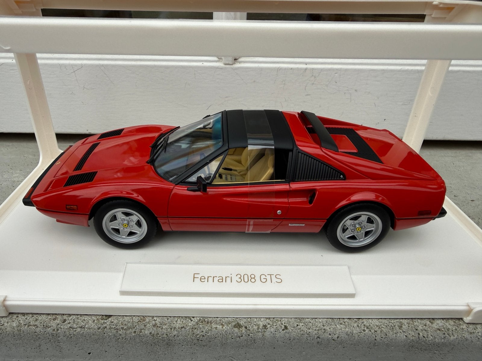 1:18 Ferrari 308 GTS Targa rood Magnum PI 1982 Norev 187930, Hobby en Vrije tijd, Auto, Norev, 70-72 Av. de Bohlen, Vaulx-en-Velin, 69120, France