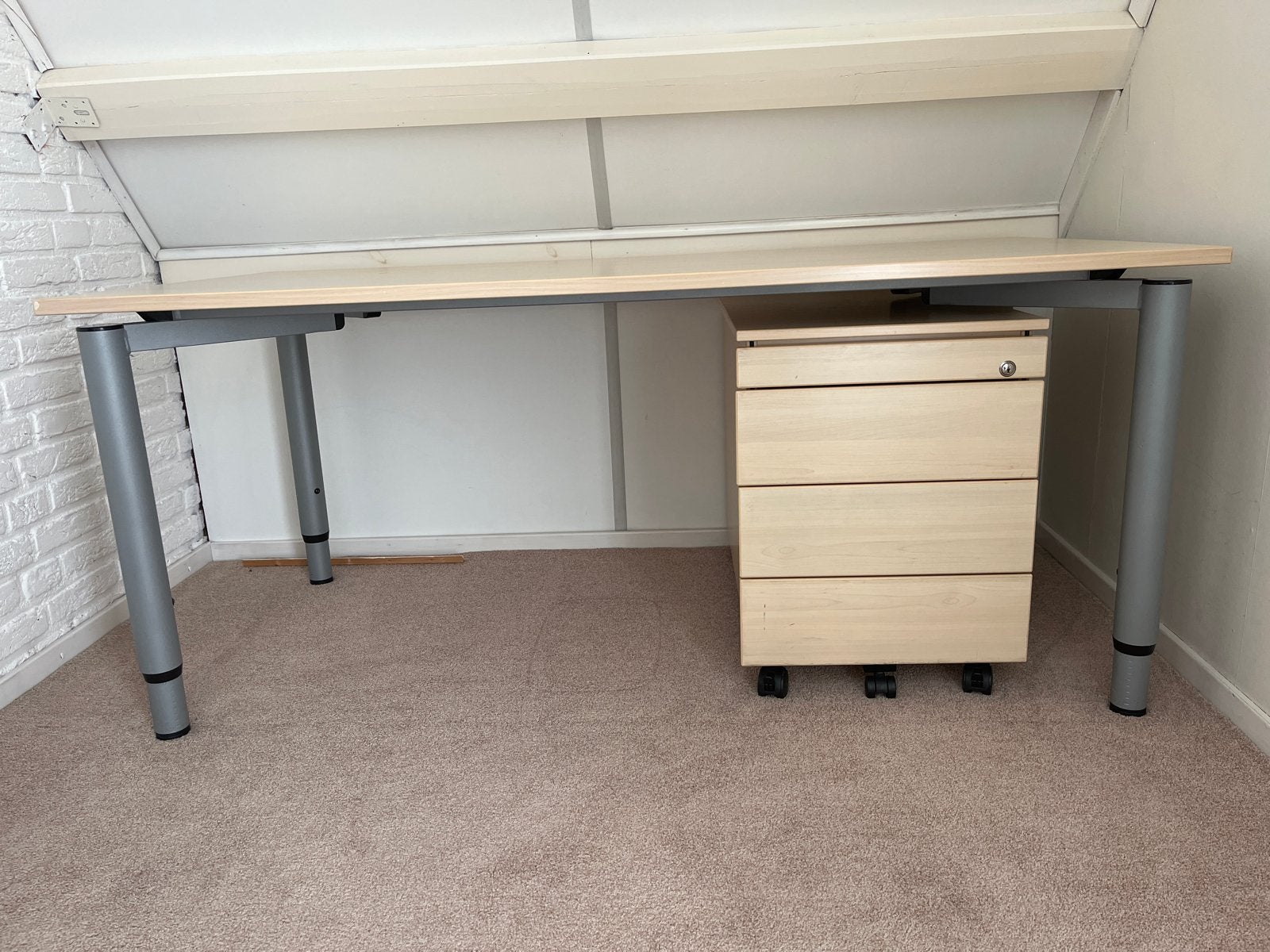 Bureau met lades en verstelbare poten, Ophalen, Gebruikt, Hout, In hoogte verstelbaar