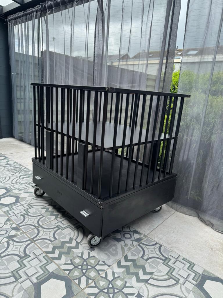 Zwarte box met lade en wieltjes, incl. matras en boxkleed, Kinderen en Baby's, Boxen, Ophalen, Gebruikt, Vierkant, In hoogte verstelbaar