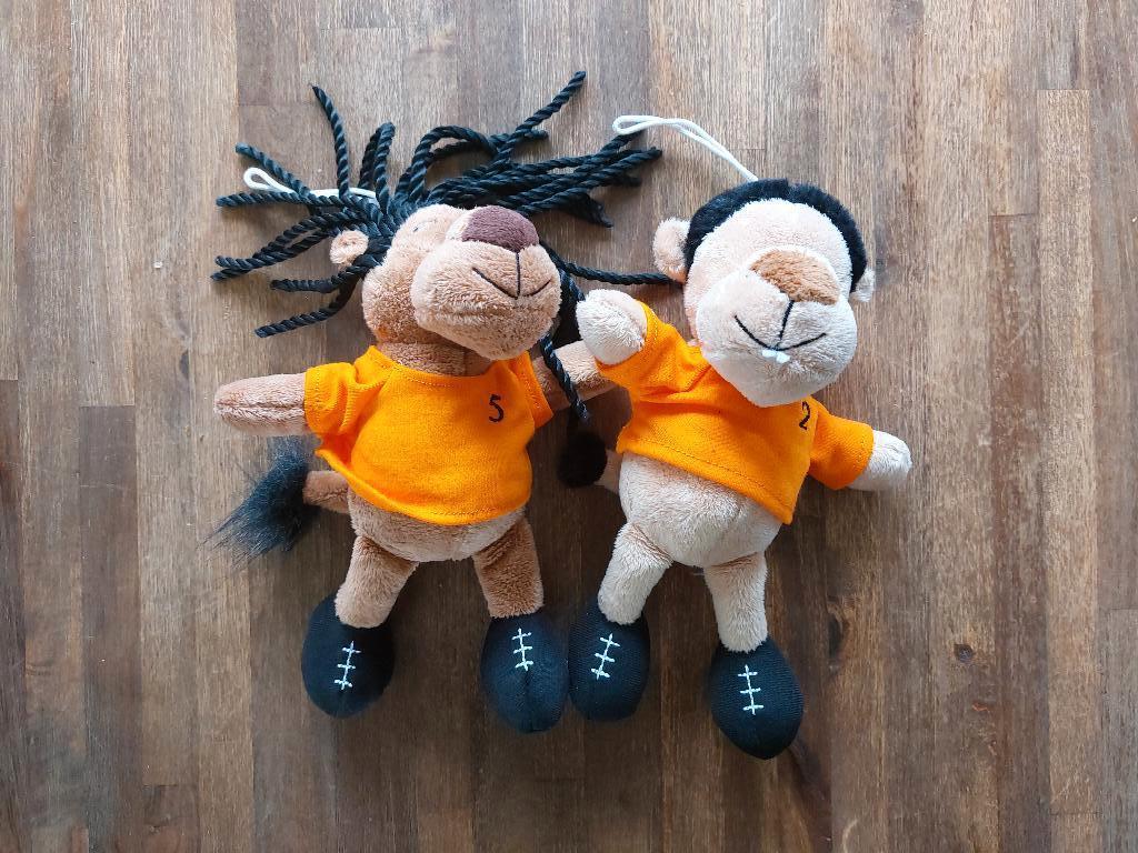 2x Nederlands Elftal mascotteknuffel nr. 2 en 5, Verzamelen, Sportartikelen en Voetbal, Ophalen of Verzenden, Zo goed als nieuw