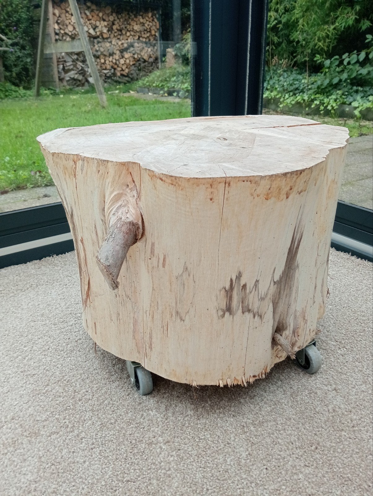 Unieke Boomstam Tafel op Wieltjes - Salontafel/Bijzettafel, Huis en Inrichting, Ophalen, Minder dan 50 cm, Gebruikt, Minder dan 50 cm