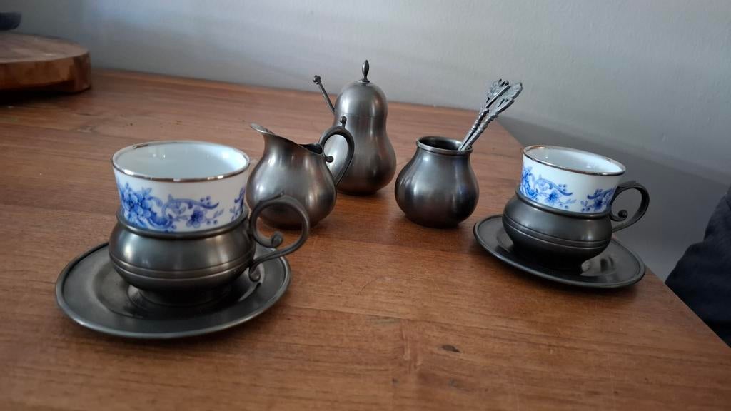 Antiek tinnen koffie/theeservies met porseleinen kopjes, Ophalen of Verzenden