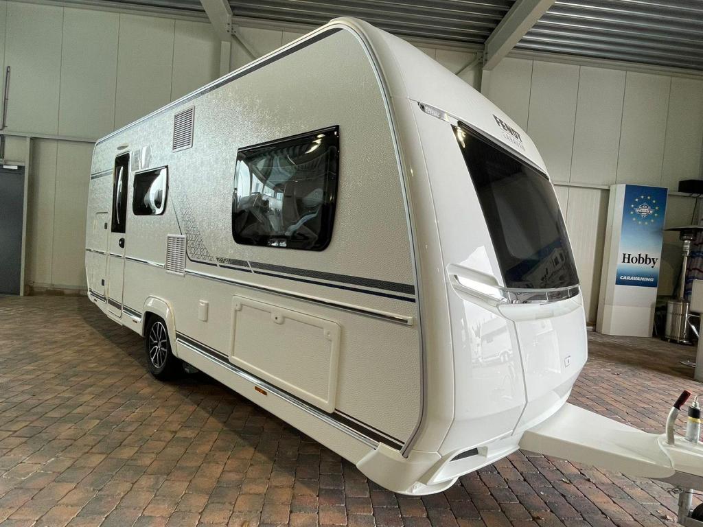 Fendt Apero 495 SKM 2025 Rijklaar!, Caravans en Kamperen, Caravans, Dwarsbed, Bedrijf, Schokbreker, 6 tot 7 meter