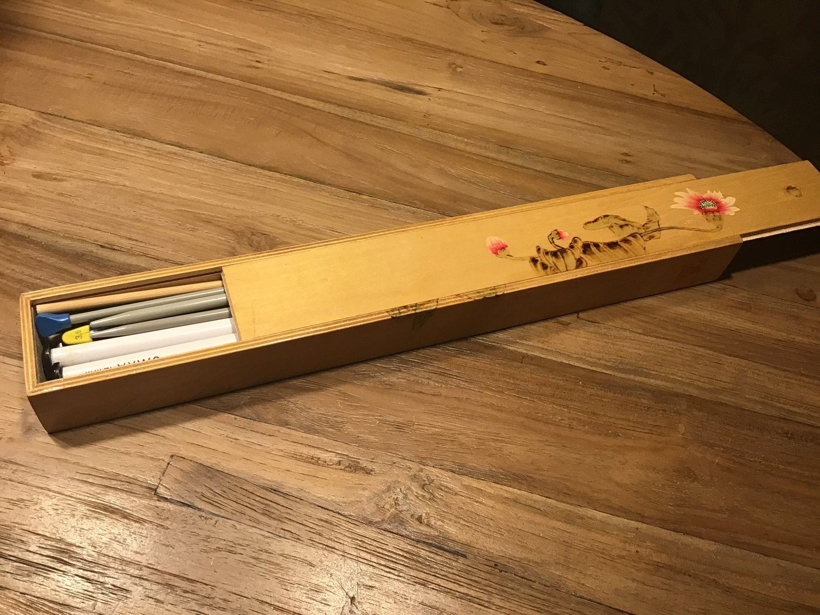 Breinaalden in vintage opbergbox, Sport en Fitness, Biljarten en Poolen, Ophalen of Verzenden, Gebruikt, Overige typen