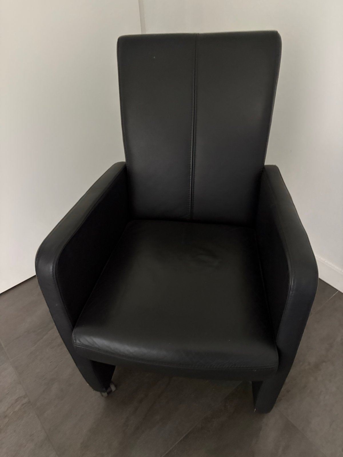 Foto 5 van Uitschuifbare eettafel met 8 lederen stoelen op wieltjes