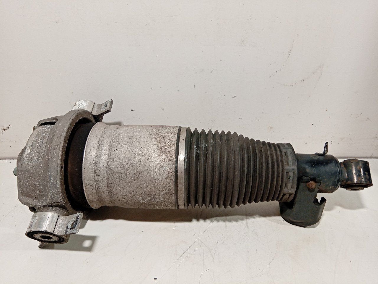 Schokbreker links achter Porsche Cayenne, Onderdelen@venauto.nl, Van der Ven Autorecycling B.V., Gebruikt, Ettenseweg 76, 4706 PB Roosendaal, The Netherlands