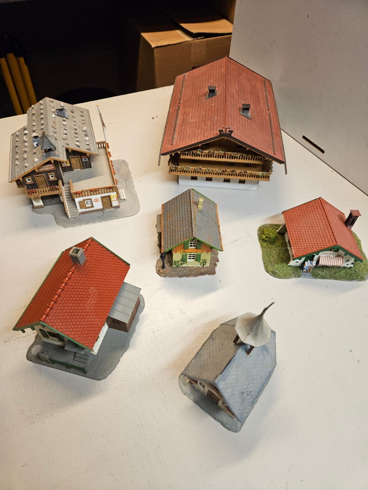 Diverse modelbouw huisjes en gebouwen, Hobby en Vrije tijd, Modeltreinen | H0, Overige merken, Gebruikt, Gelijkstroom of Wisselstroom