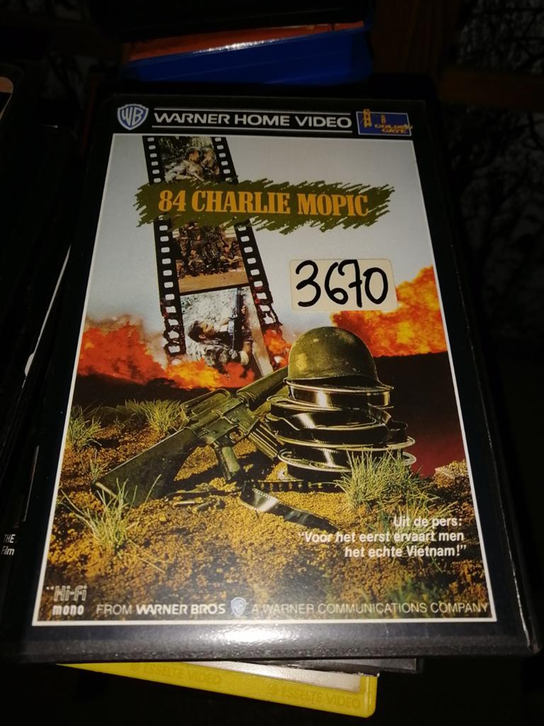 VHS ex-rental - 84 Charlie Mopic, Alle leeftijden, Ophalen of Verzenden, Gebruikt, Komedie