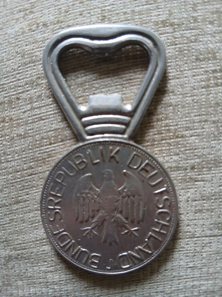 vintage flesopener met het ontwerp van een Duitse 1 Deutsche, Ophalen of Verzenden, Gebruikt, Flesopener, Overige merken