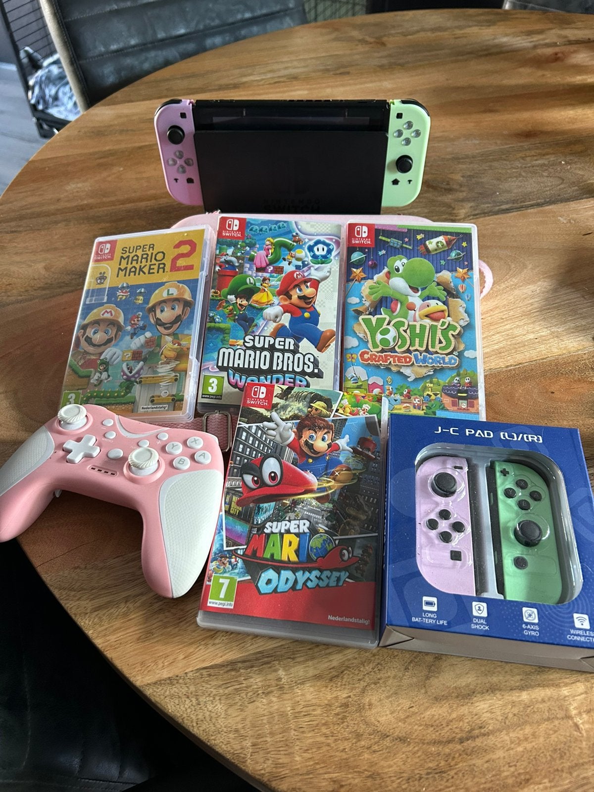 Nintendo Switch compleet + 4 Mario/Yoshi games + controllers, Ophalen of Verzenden, Zo goed als nieuw, Met 2 controllers, Switch Original