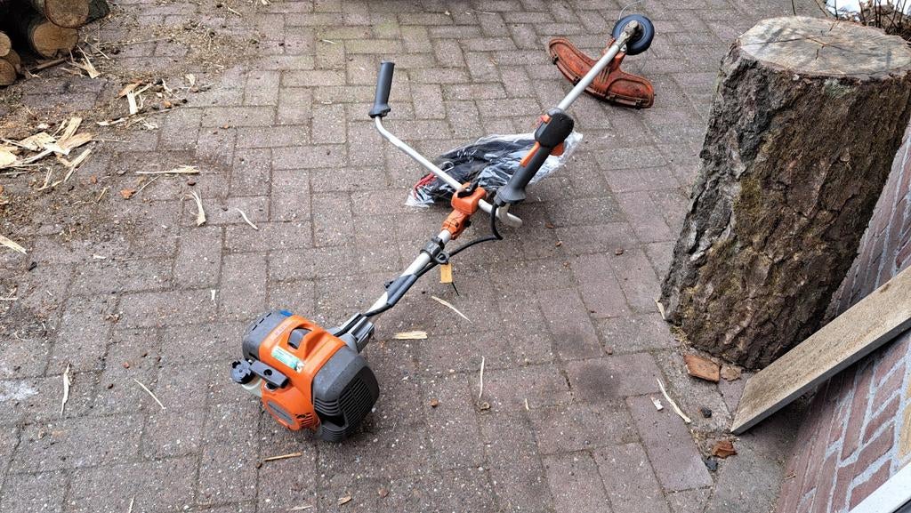 Husqvarna 135R bosmaaier 2024 met 6 mnd garantie, Ophalen, Benzine, 135R, 30 tot 50 cm