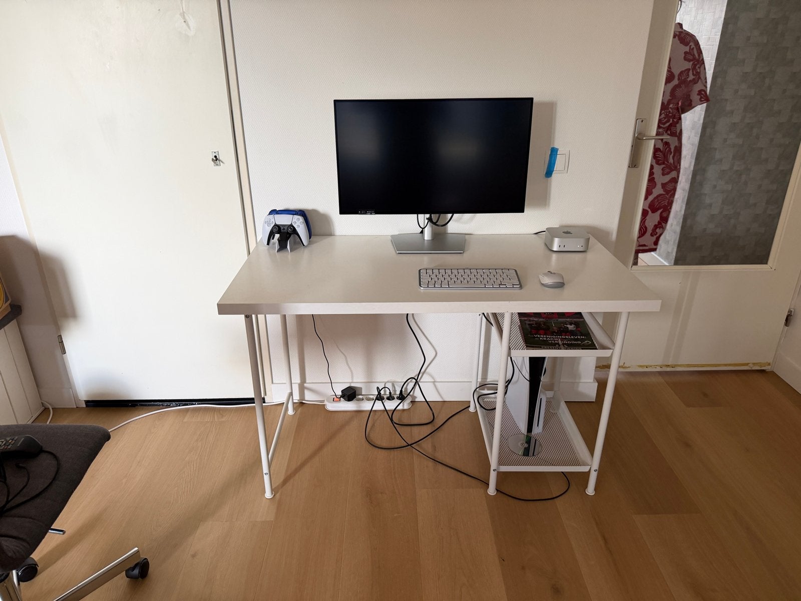 Modern wit bureautje van IKEA, Huis en Inrichting, Bureaus, Gebruikt, Computerbureau, IKEA, Modern, Spaanplaat of MDF, Wit, Opbergruimte