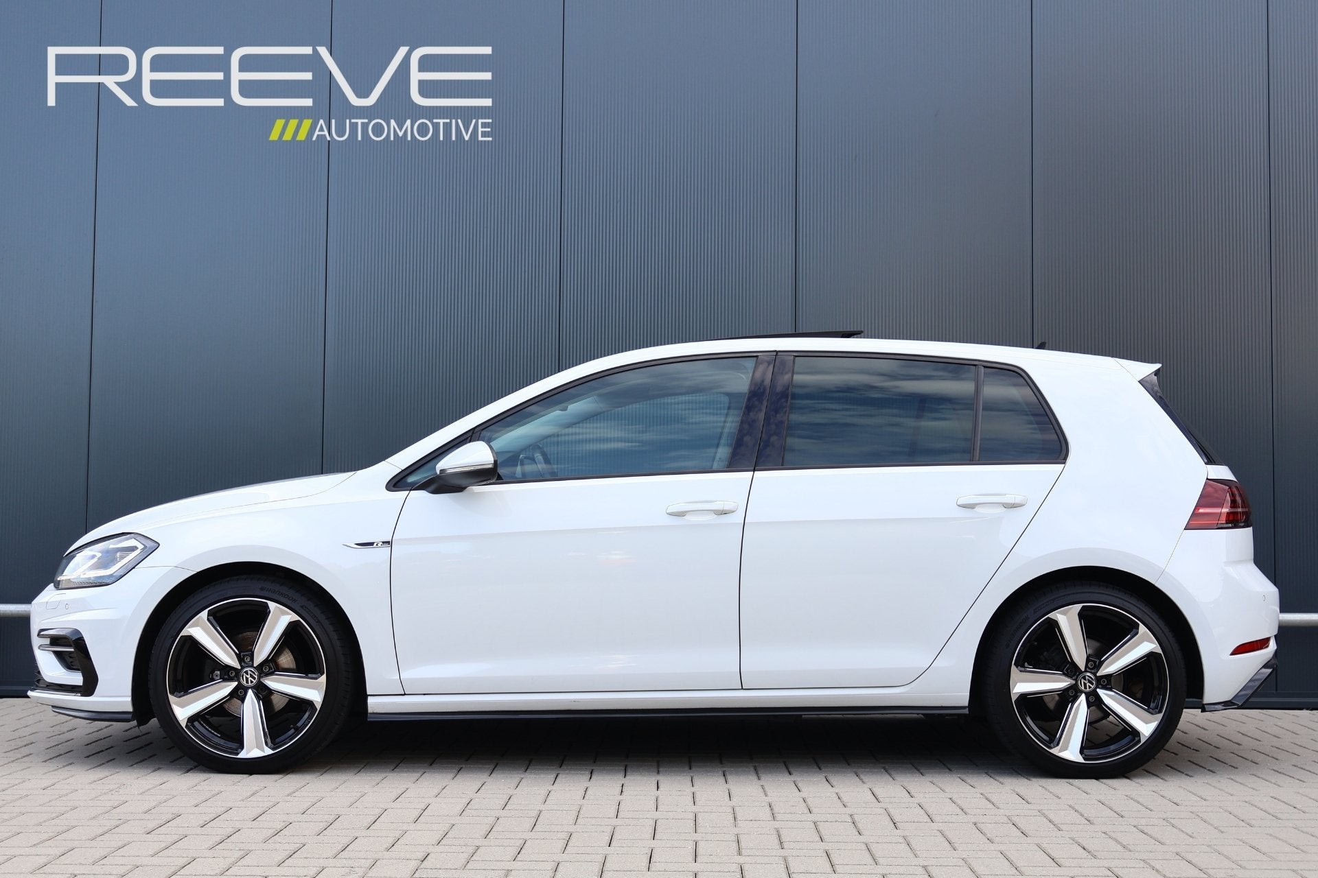 Volkswagen Golf 1.0 TSI Highline Business R | R-Line | Panor, Stof, Met garantie (alle), Wit, Bedrijf