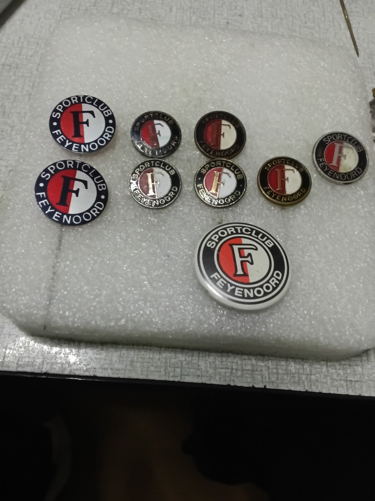 diverse verscillende "" Feyenoord"" speldjes., Ophalen of Verzenden, Gebruikt, Sport