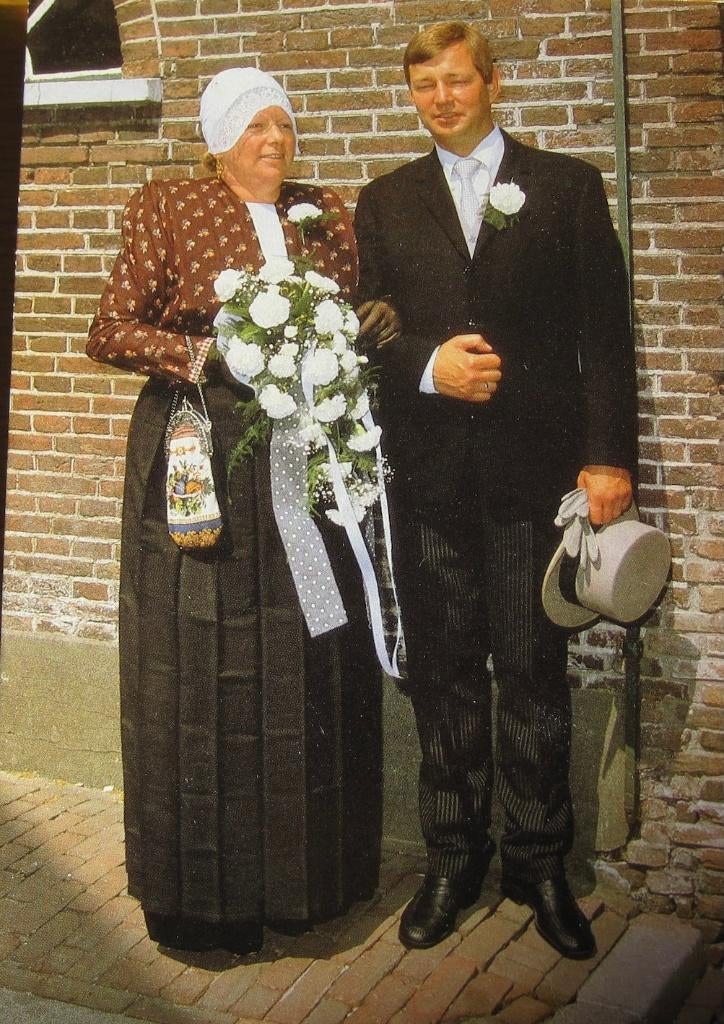 Bruidspaar in klederdracht in Spakenburg anno 1960, Verzenden, 1980 tot heden, Ongelopen, Klederdracht