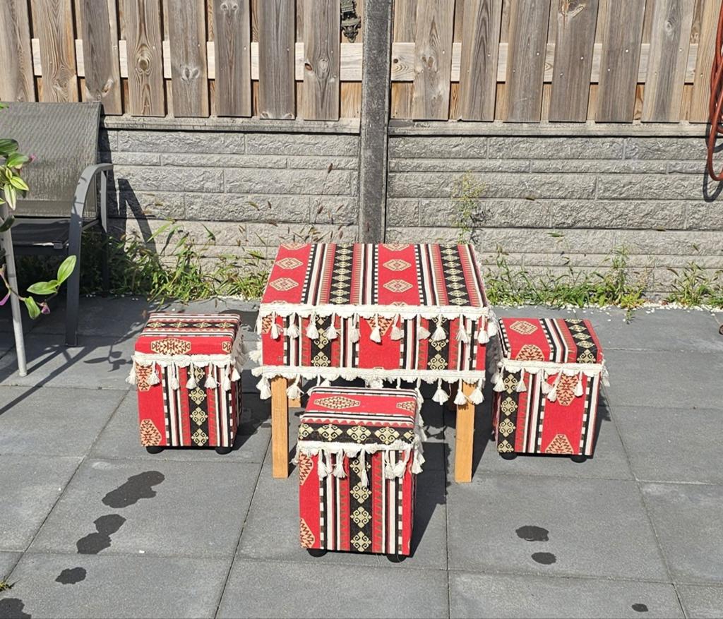 Ottomaanse / Oosterse zithoek/tafel met 4 krukjes, Ophalen of Verzenden, Hout