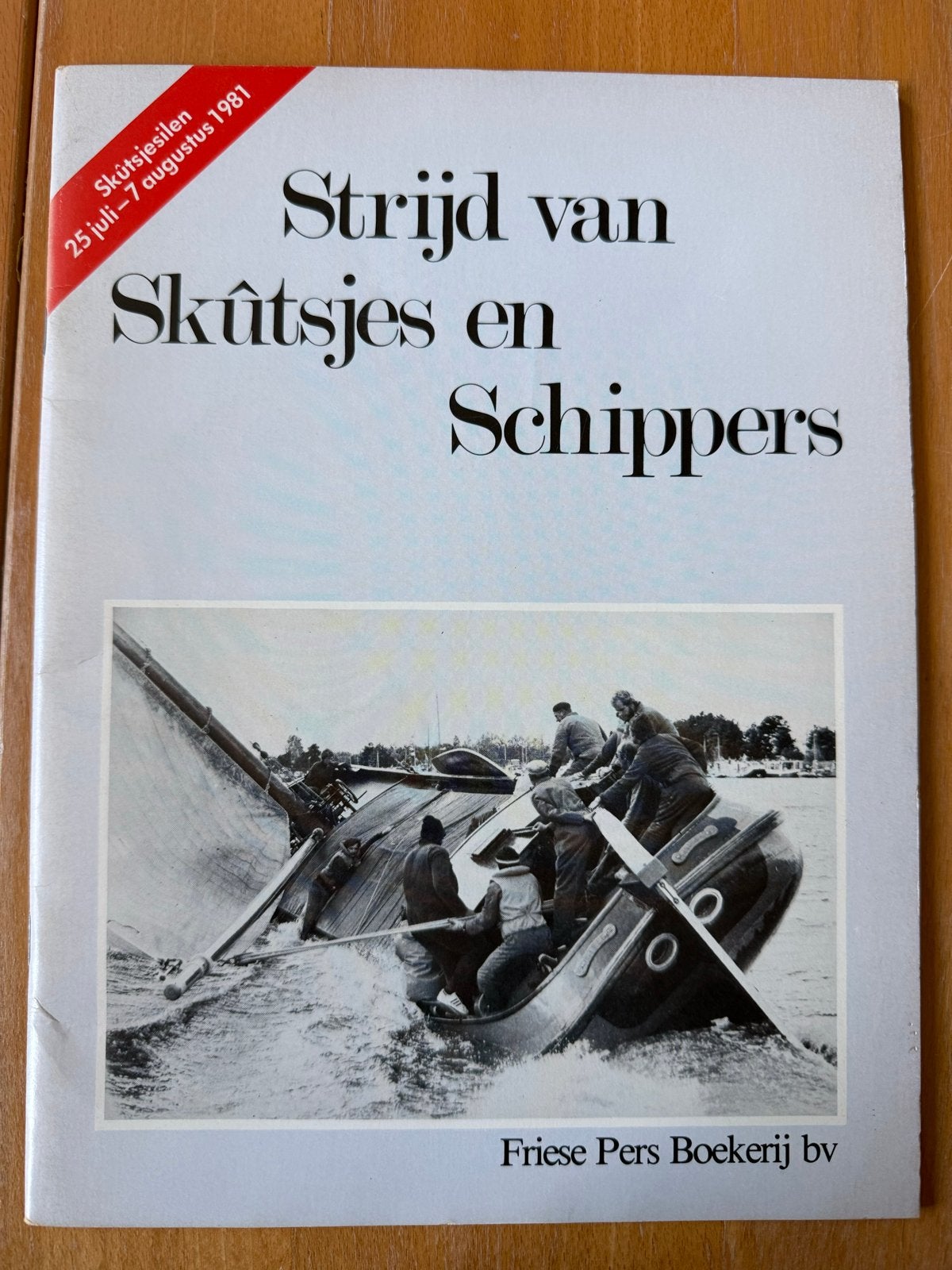 Strijd van Skûtsjes en Schippers - Friese Pers Boekerij, Ophalen of Verzenden, Zo goed als nieuw