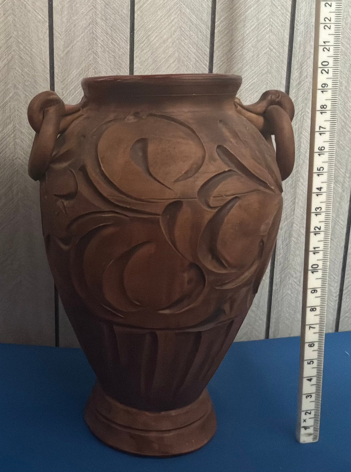 Decoratieve terracotta vaas met handvatten, Ophalen