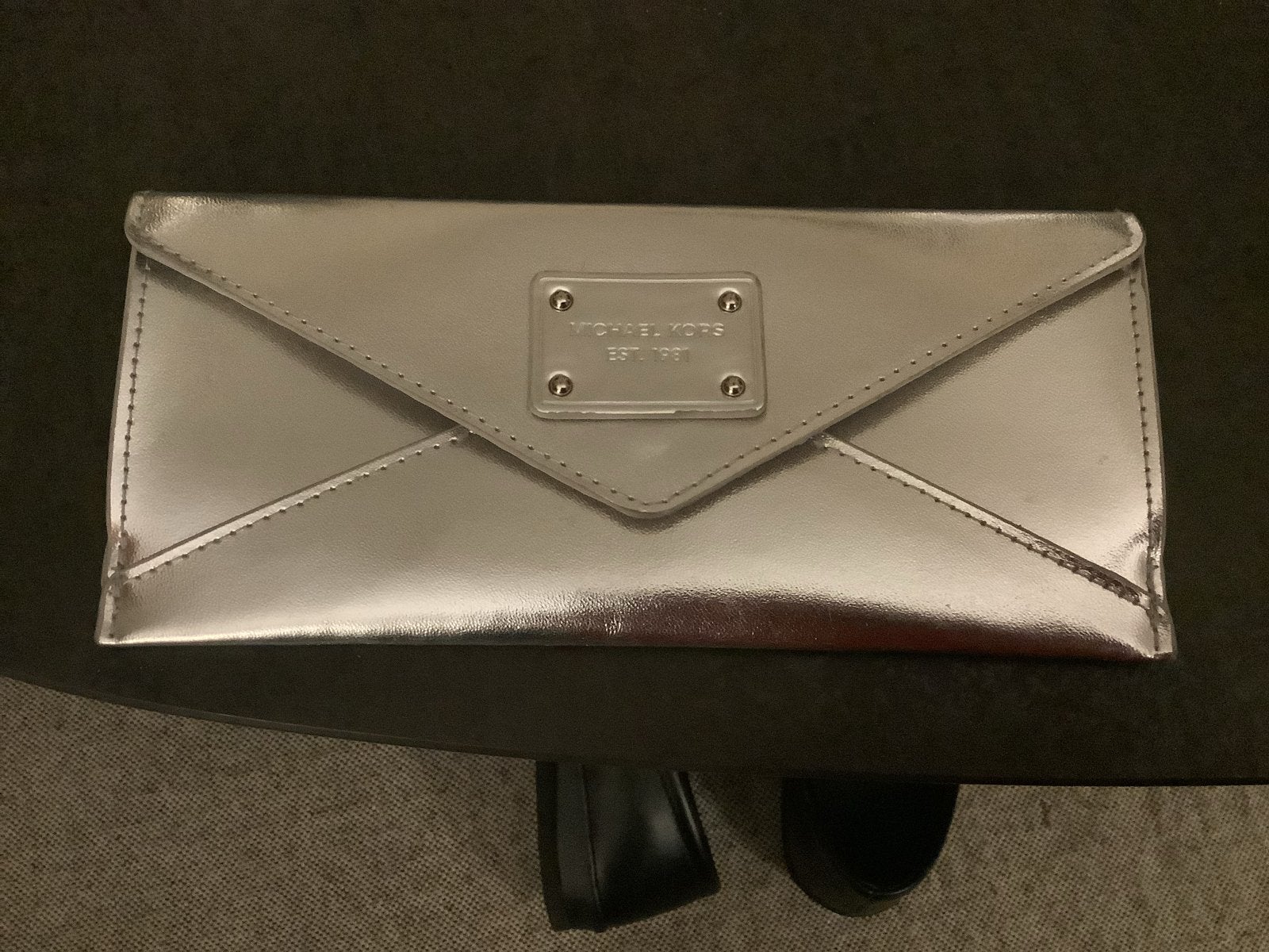 Michael Kors zilveren clutch / avondtasje in nieuwstaat, Ophalen of Verzenden, Gebruikt, Overige kleuren, Avondtasje