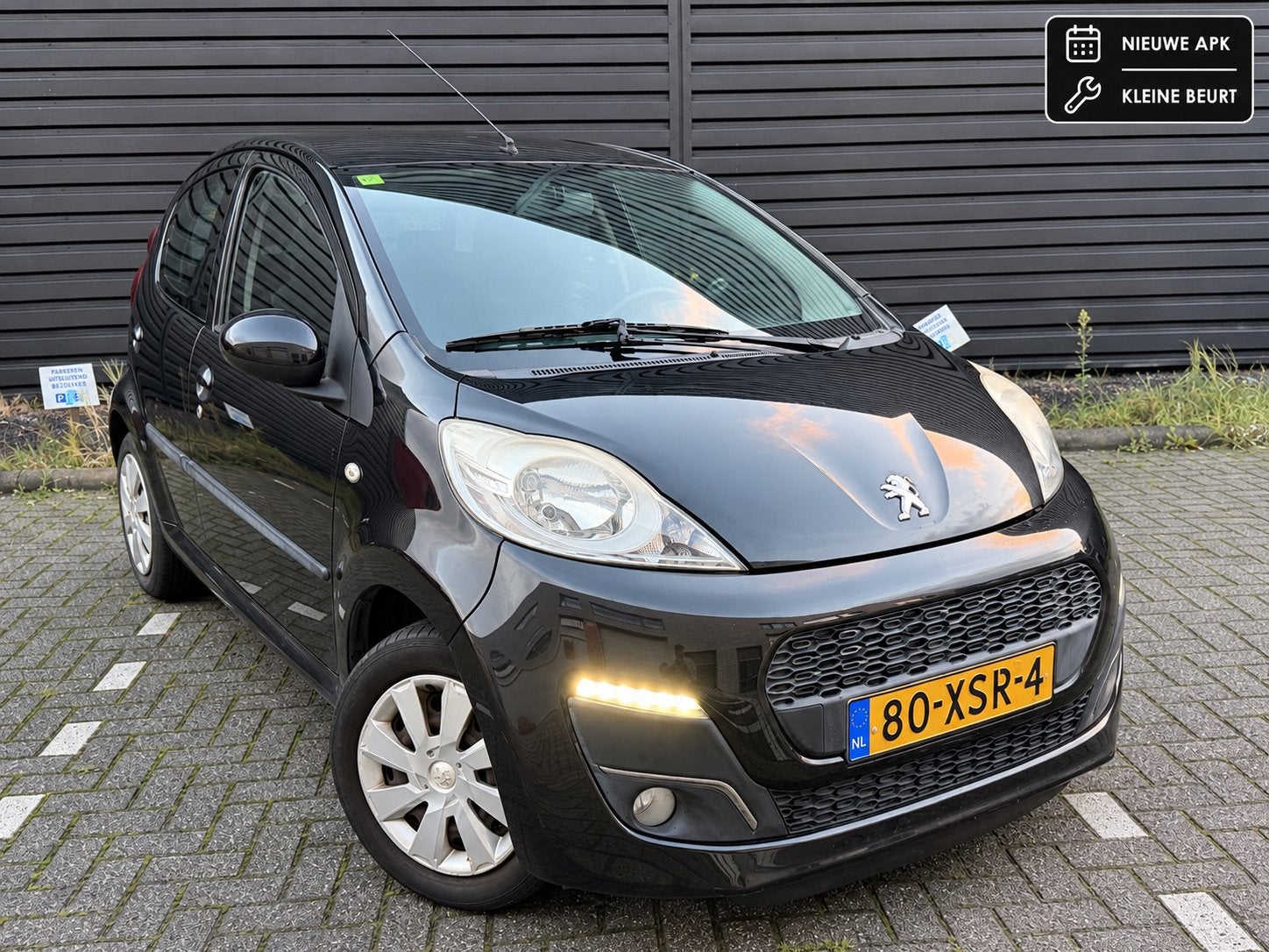 Peugeot 107 1.0 5DR 2012 Zwart AIRCO|5DRS|ELCK RAMEN|NW APK, Auto's, Voorwielaandrijving, Stof, 4 stoelen, Origineel Nederlands