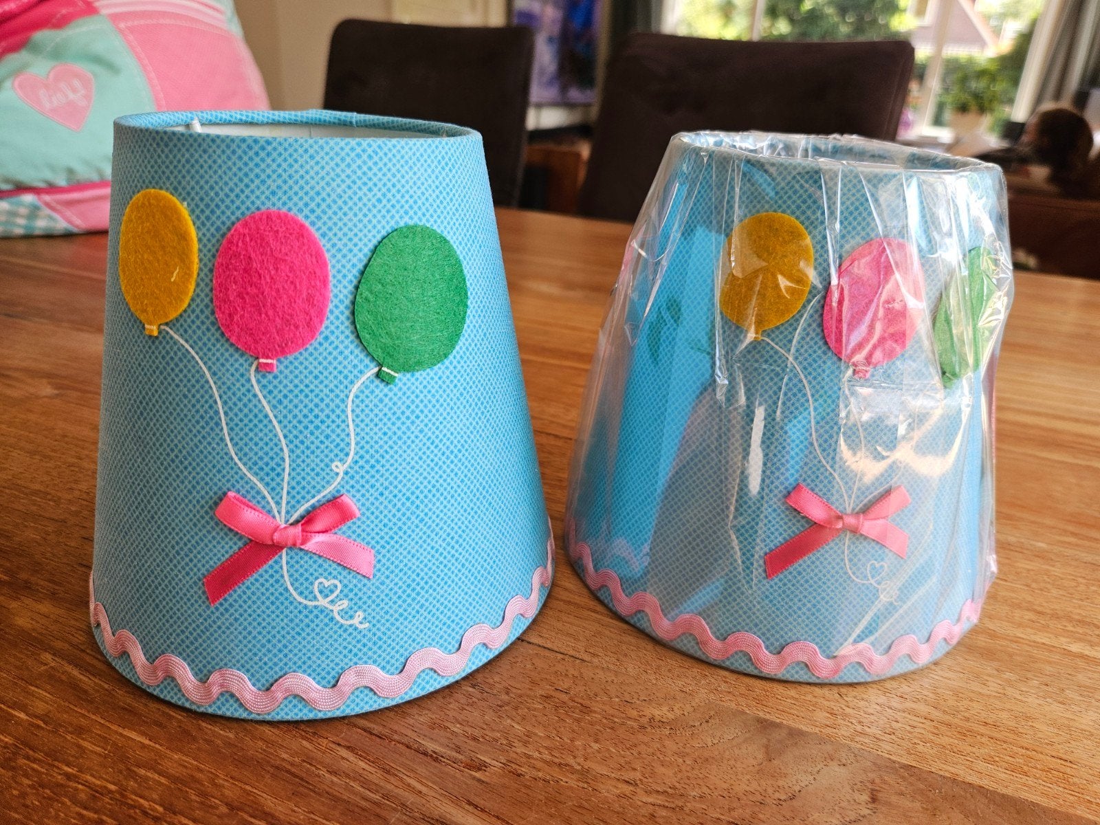 Twee Lief! lampenkappen met ballonnen en strikjes, Huis en Inrichting, Lampen | Lampenkappen, Ophalen, Rond, Nieuw, Textiel