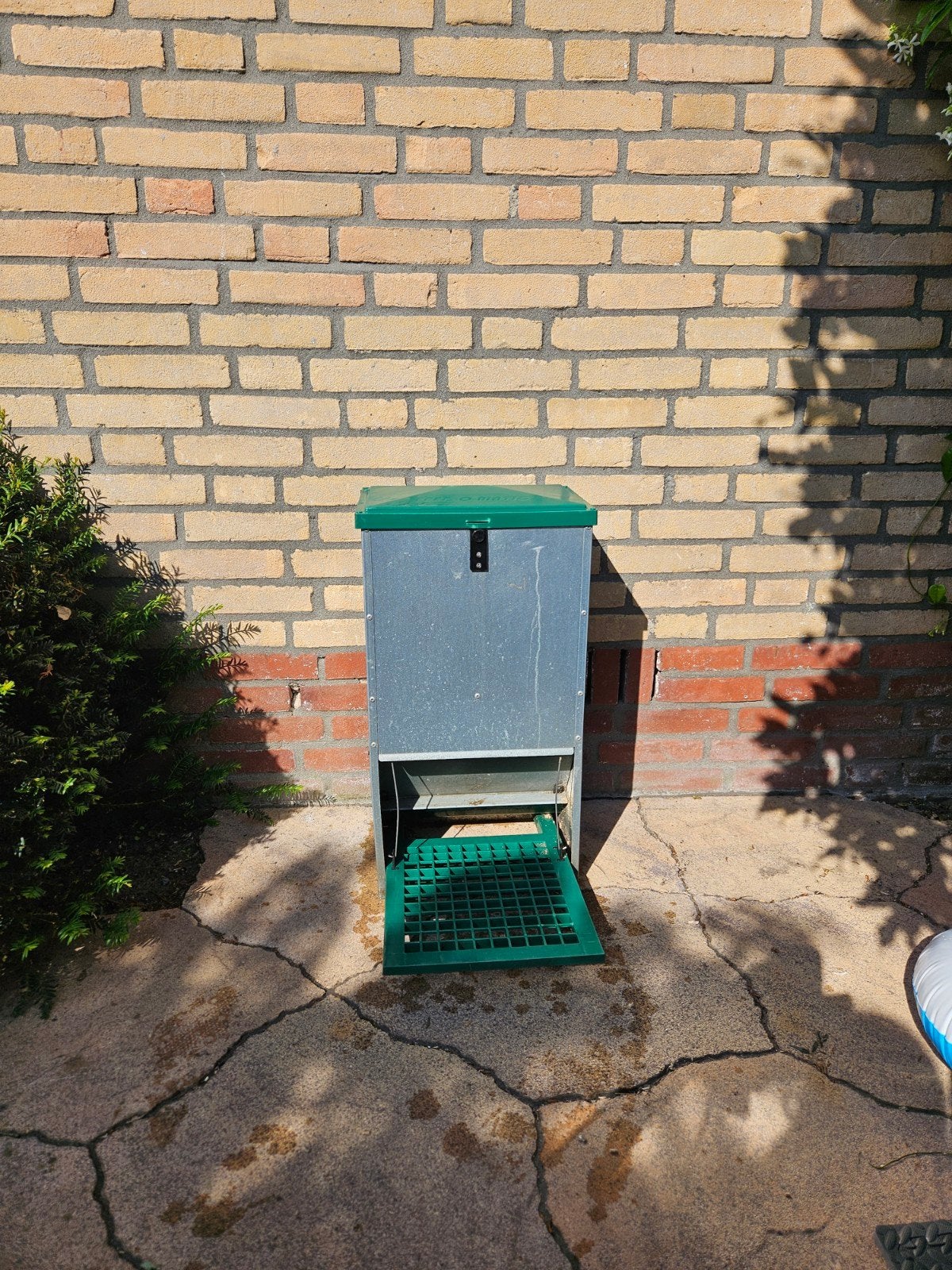 Feed-o-matic 20kg. Trapbak voor kippen grote maat, Dieren en Toebehoren, Pluimvee | Toebehoren, Ophalen, Drinken en Voederen