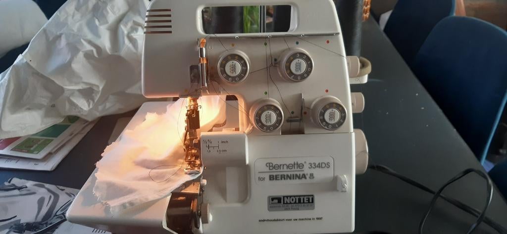 Mooie Bernette Bernina overlockmachinetype 334DS  compleet, Hobby en Vrije tijd, Naaimachines en Toebehoren, Ophalen of Verzenden