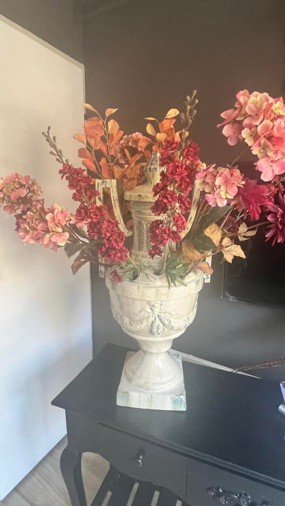 Vaas /amfoor met deksel en kunstbloemen, Overige kleuren, Aardewerk of Porselein, Ophalen of Verzenden, Zo goed als nieuw