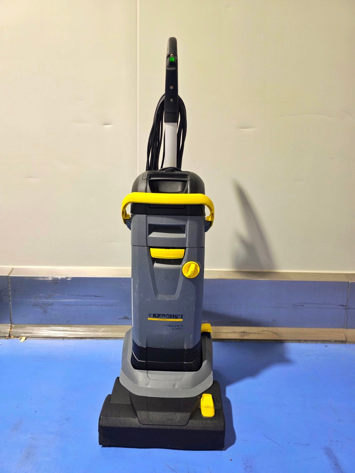 Kärcher BR 30 / 4C Professional Schrobzuigmachine op kabel, Doe-het-zelf en Verbouw, Reinigingsmachines, Zo goed als nieuw, Schrobmachine