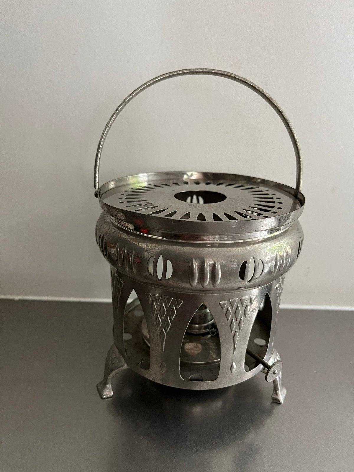 Antieke metalen rechaud met handvat, Ophalen