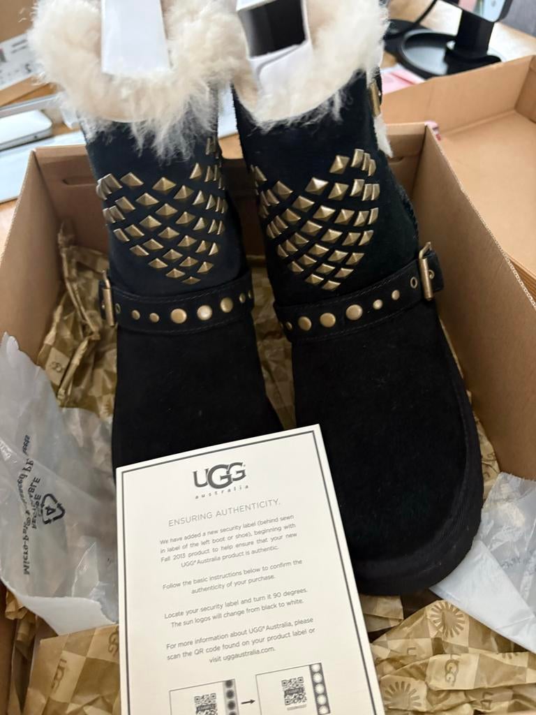 UGG Australia Laarzen Zwart met Gouden Studs, Zwart, Lage of Enkellaarzen, Nieuw, Ophalen of Verzenden