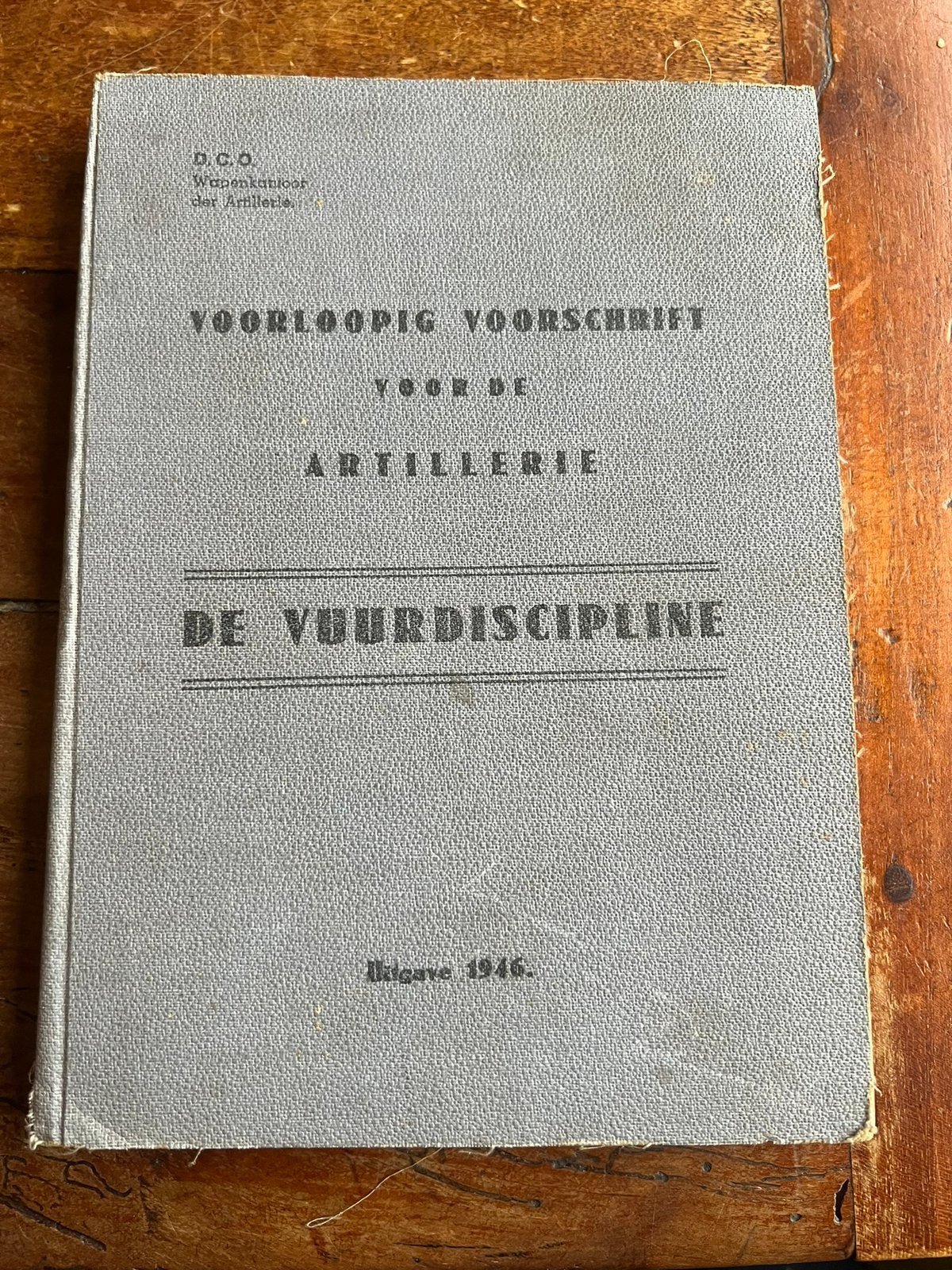 KNIL Nederlands voorschrift artillerie 1946 gedrukt Batavia, Verzamelen, Verzenden, Nederland, Embleem of Badge