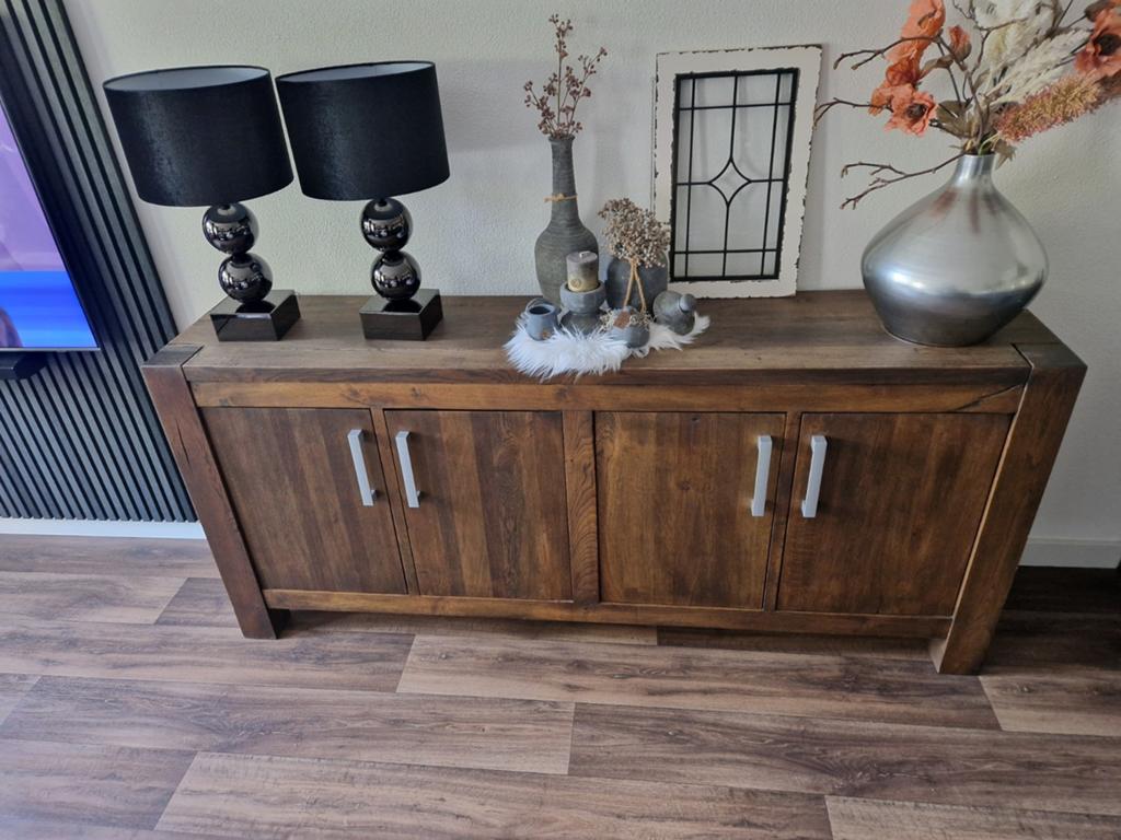 Robuust modern eiken dressoir met veel opbergruimte, Huis en Inrichting, Kasten | Dressoirs, Gebruikt, 150 tot 200 cm, 25 tot 50 cm