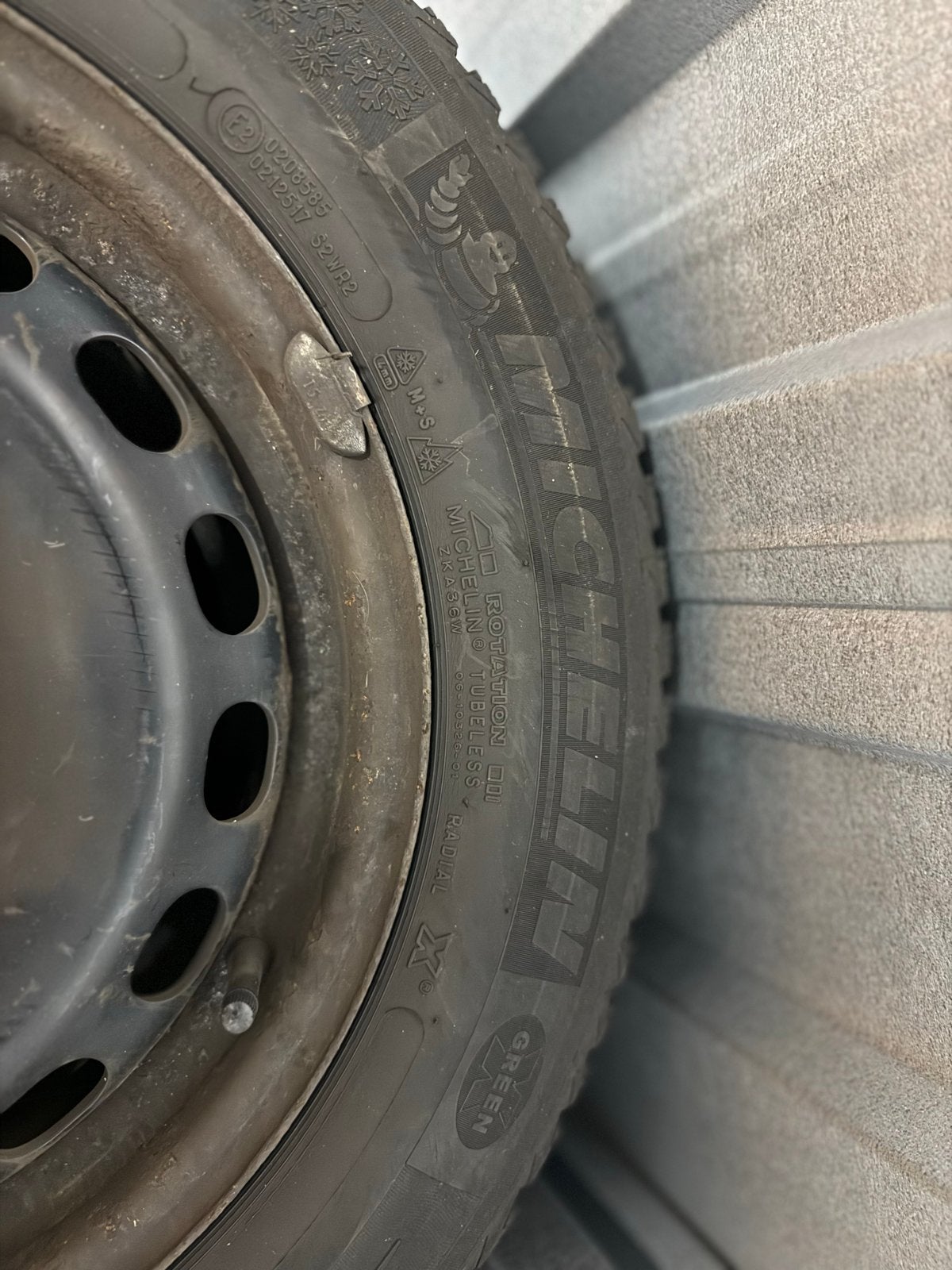 Michelin Winterbanden 195/65 R15 met stalen velgen, Gebruikt, 15 inch, Banden en Velgen, Personenwagen