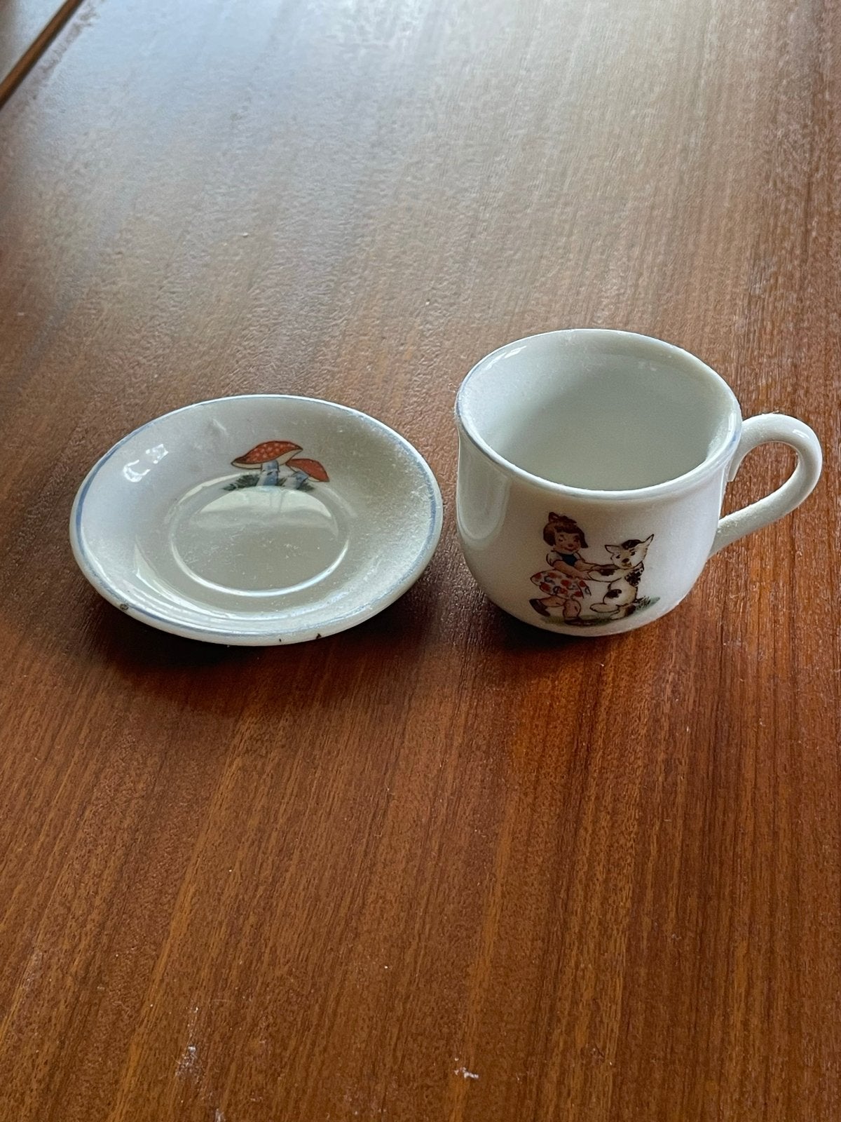 Vintage kinderserviesje: kop en schotel met figuren, Antiek en Kunst, Ophalen