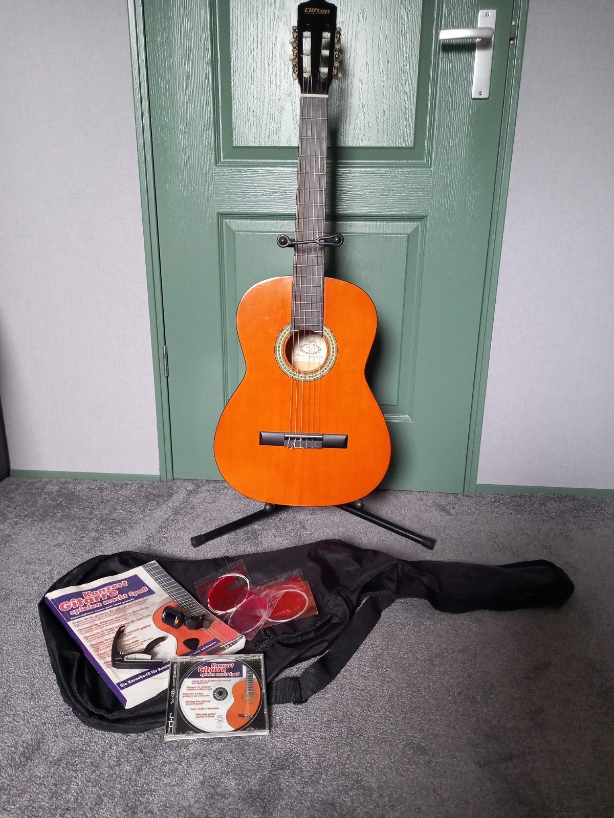 Klassieke Clifton gitaar voor beginners met veel accessoires, Muziek en Instrumenten, Snaarinstrumenten | Gitaren | Akoestisch
