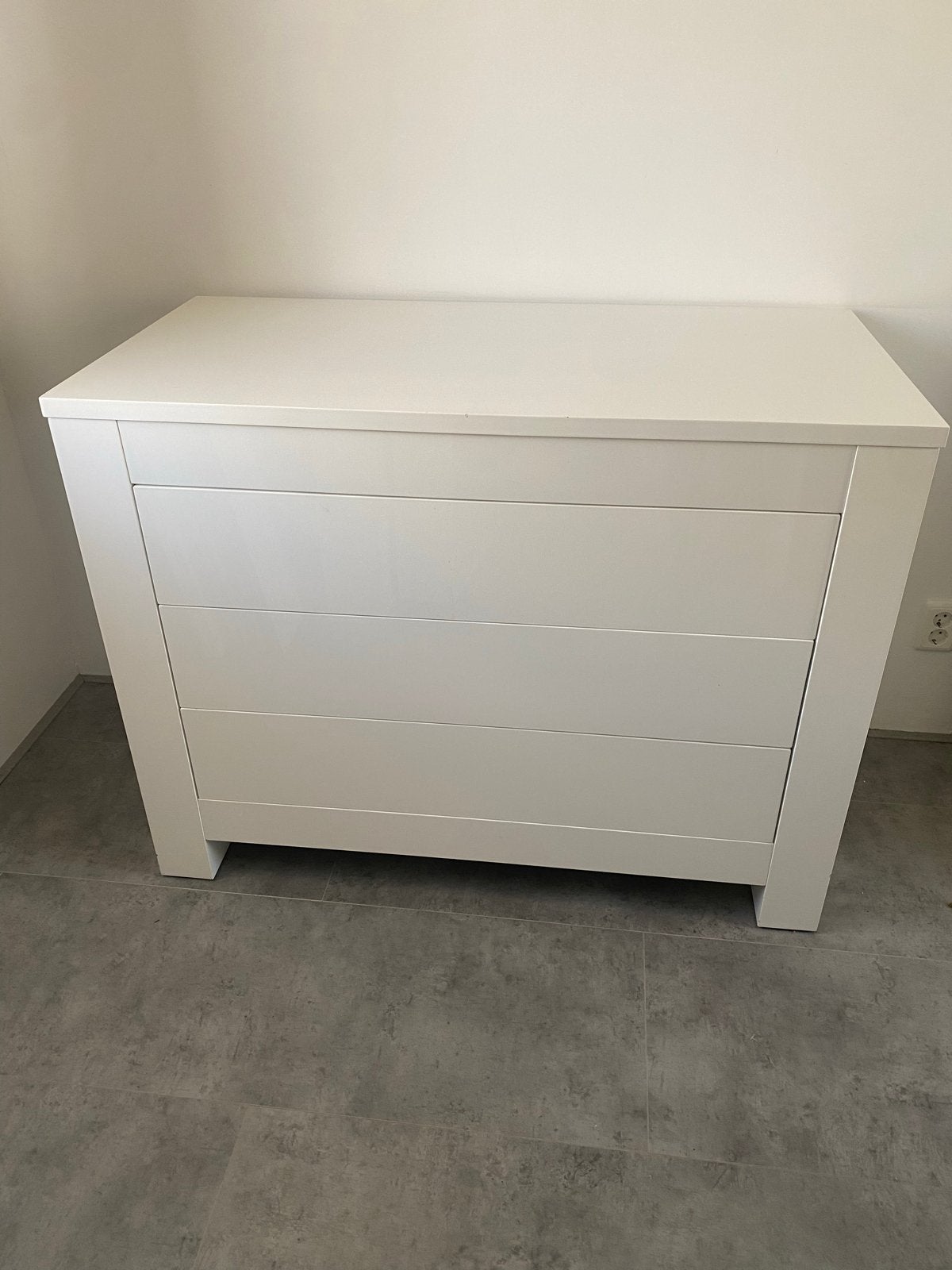 Witte babykamer set: ledikant, kledingkast en commode, Ophalen of Verzenden, Gebruikt, Ledikant