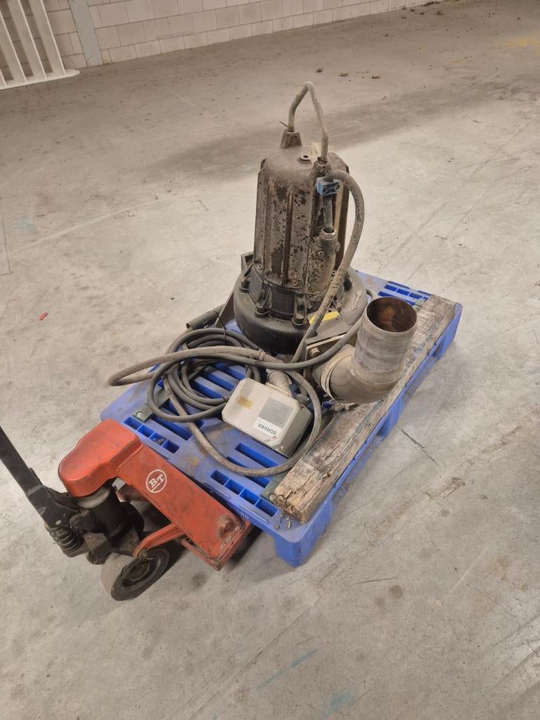 Zware mestpomp / vuilwaterpomp met driehoekschakelaar, Zakelijke goederen, Ophalen of Verzenden