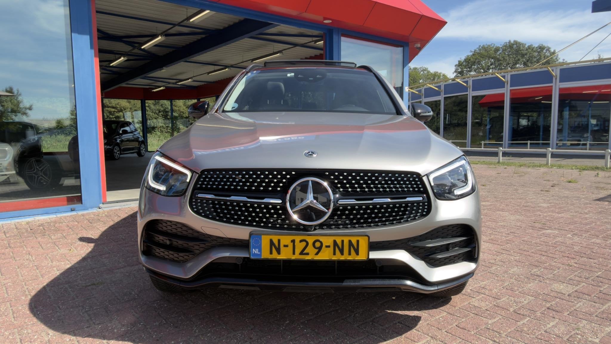 Mercedes-Benz GLC 300e 4MATIC AMG | PANO | MEMORY | MASSAGE, Auto's, Mercedes-Benz, Automaat, 14 kWh, Gebruikt, 4 cilinders
