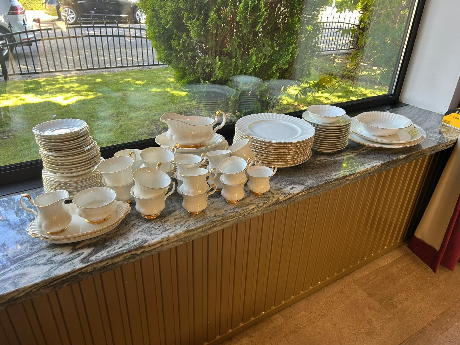 Royal Albert servies wit gouden randje 93 delig, Ophalen