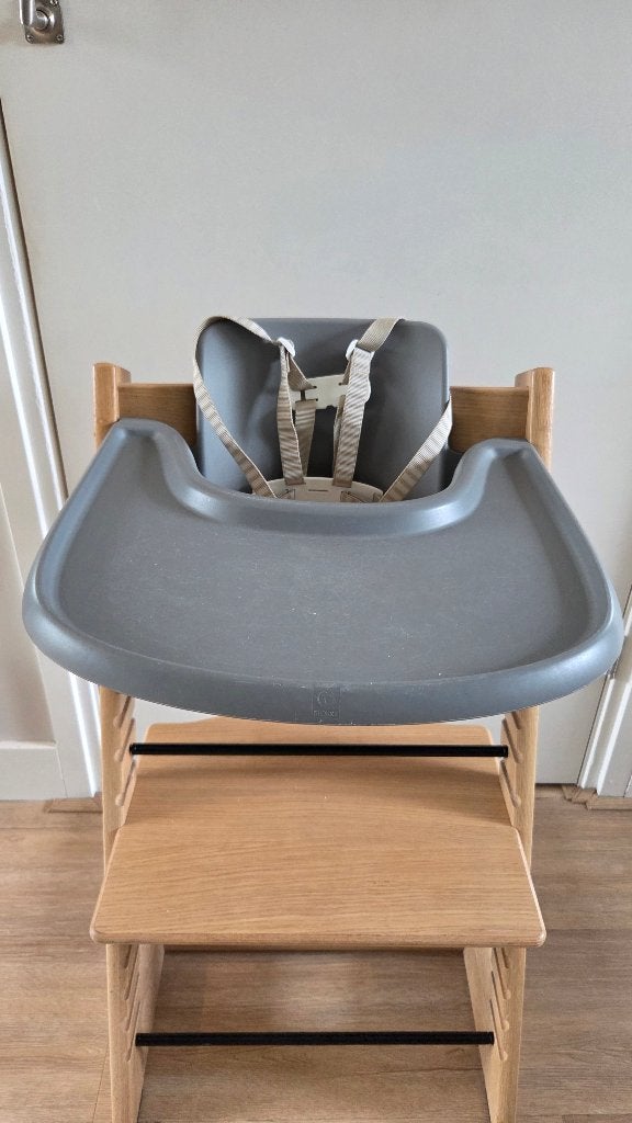 Grijze Stokke Tripp Trapp babyset met tray, tuigje & kussen, Ophalen, Gebruikt, Meegroeistoel, Gordel(s)