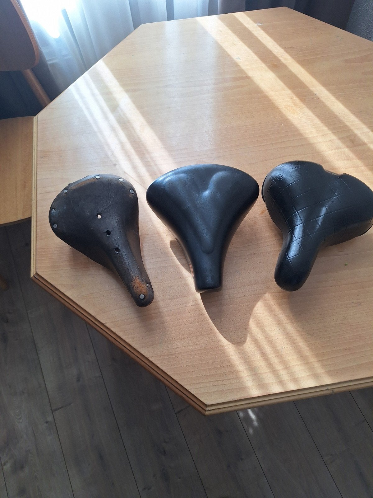 3 zadels zie foto's

Zadels zien er goed passen op elke zade, Ophalen of Verzenden