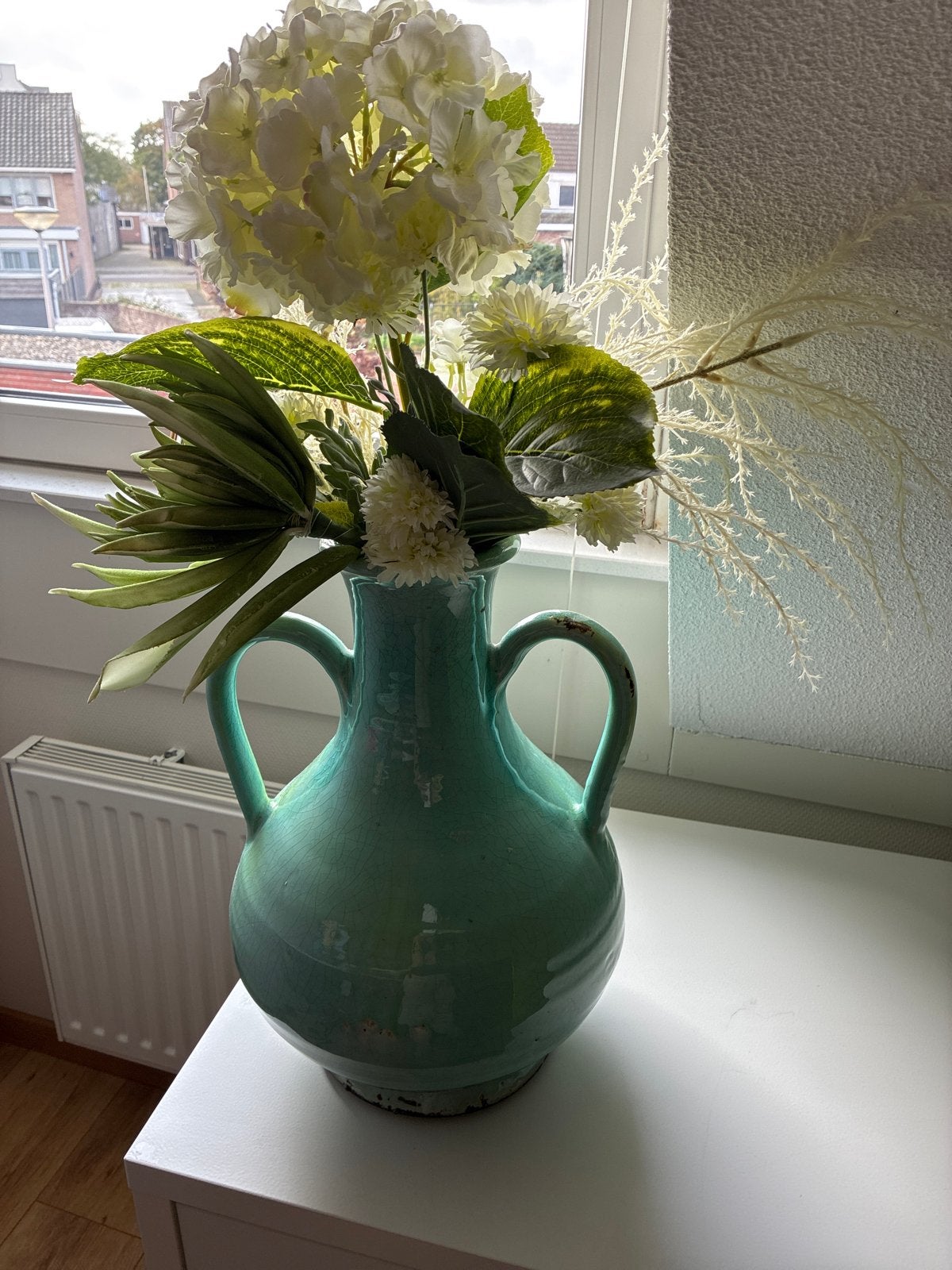 Grote turquoise keramieken vaas met oren + kunstbloemen, Ophalen, Gebruikt, Overige kleuren, Inclusief decoratie