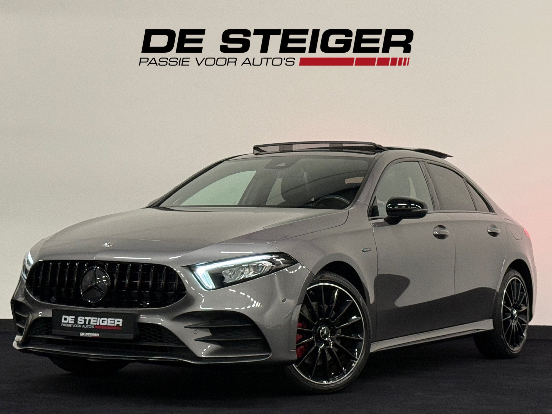 Mercedes-Benz A-klasse 250 e Blackpack Pano Memory Burmester, Auto's, Dealer onderhouden, Gebruikt, Zwart, Met garantie (alle)