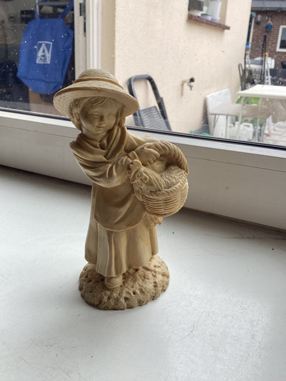 Vintage beeldje meisje met mand en kip, Ophalen of Verzenden, Gebruikt, Mens