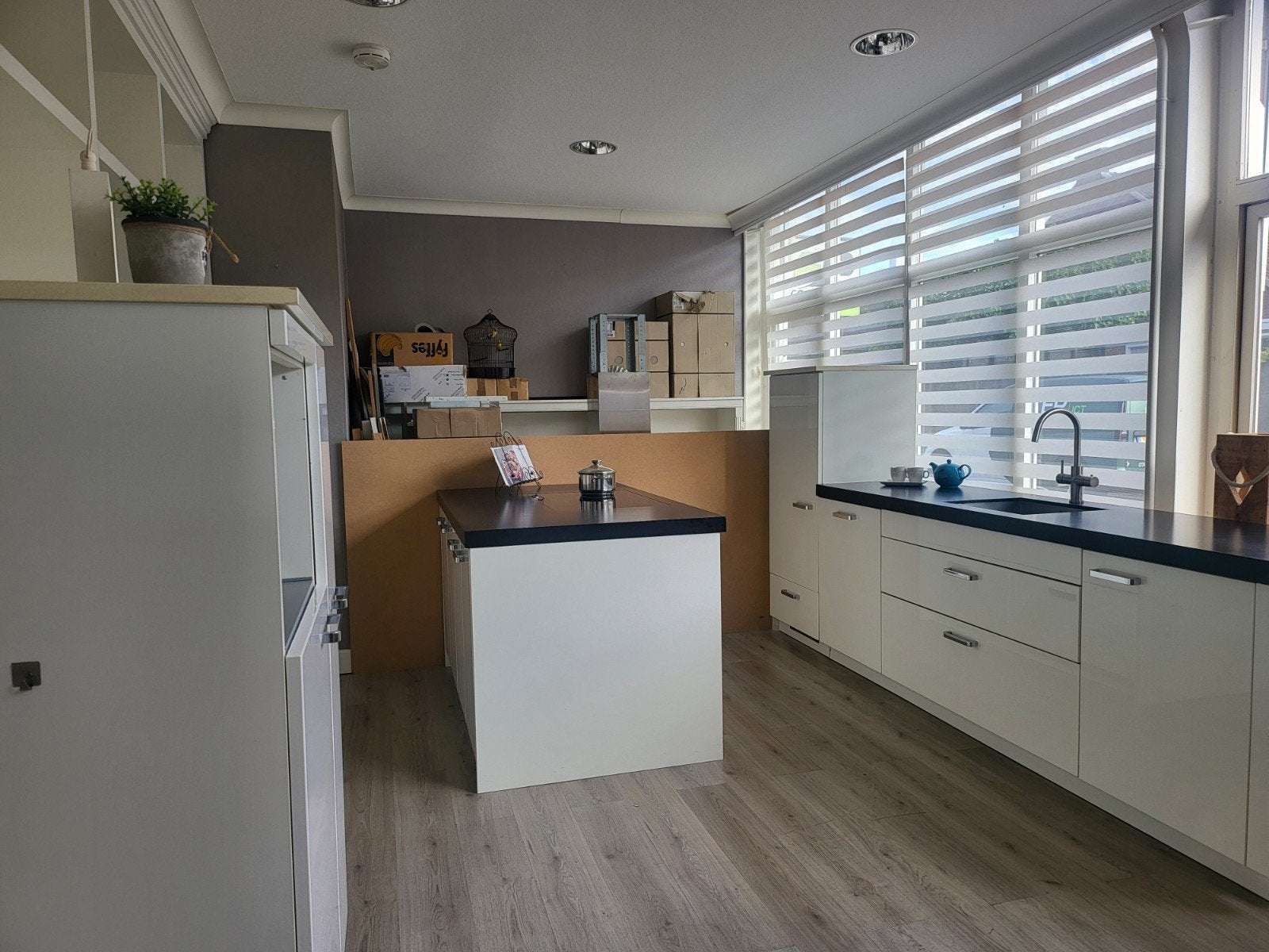 Moderne witte keuken met kookeiland en inbouwapparatuur, Ophalen, Wit, Overige typen, Met kookeiland