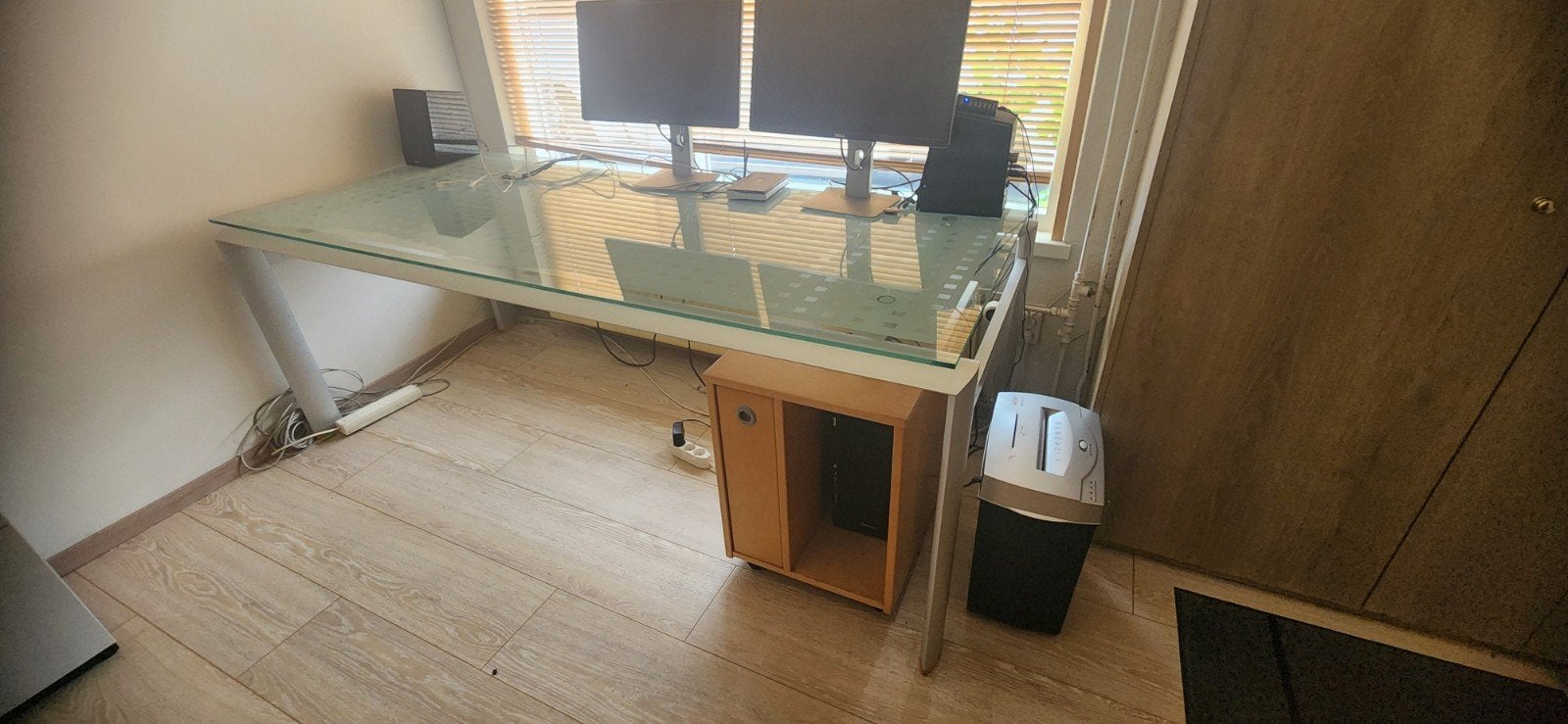 Modern bureau met glazen blad - 210x90x78 cm, Huis en Inrichting, Bureaus, Ophalen